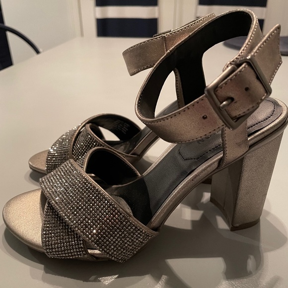 KWOB Kenneth Cole REACTION Crash 3.5 in. jeweled X-band toe strap dress sandal - Picture 4 of 7